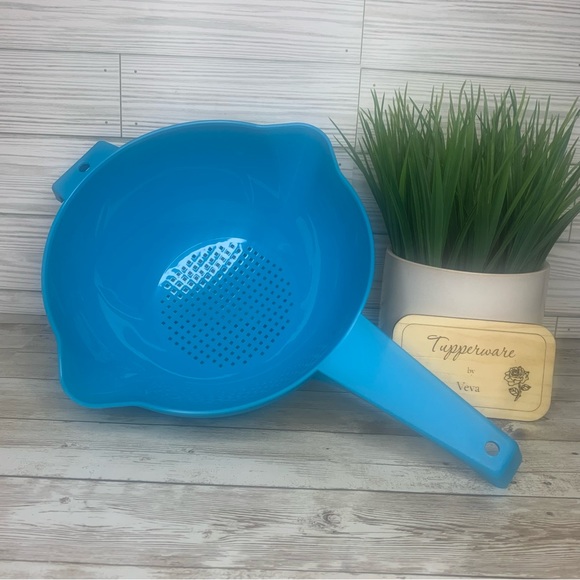 Tupperware 2 Qt colander color blue New - Picture 1 of 2